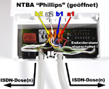 Detailansicht der Klemmleiste des Netzabschlussger�tes (NTBA) mit zwei angeschlossenen J-Y(St)Y Verlegekabeln; Integrierter Endwiderstand abgeschaltet - Klicken f�r eine detailliertere Ansicht!
